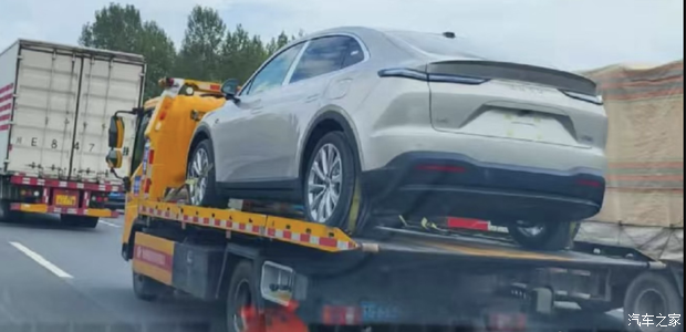 新增后排座椅通风/前排配备双无线充电！新款乐道L60谍照曝光